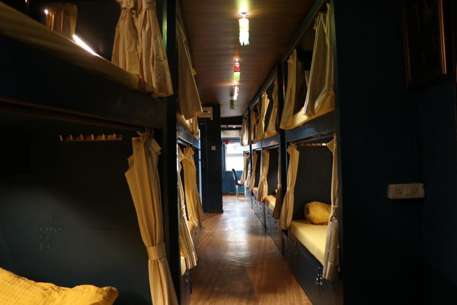 Sinhassan Dormitory Hostel Juhu Мумбай Екстериор снимка