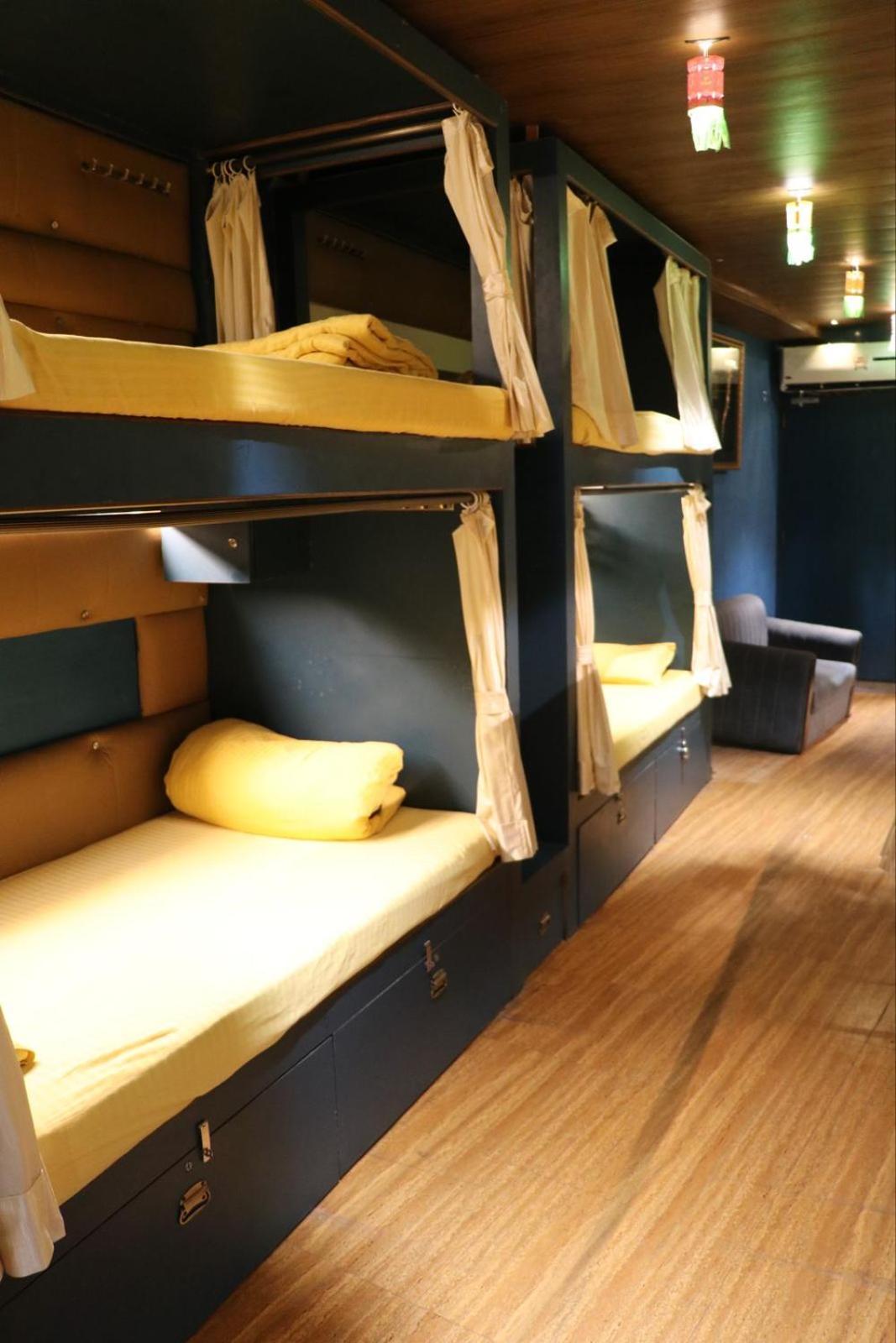 Sinhassan Dormitory Hostel Juhu Мумбай Екстериор снимка