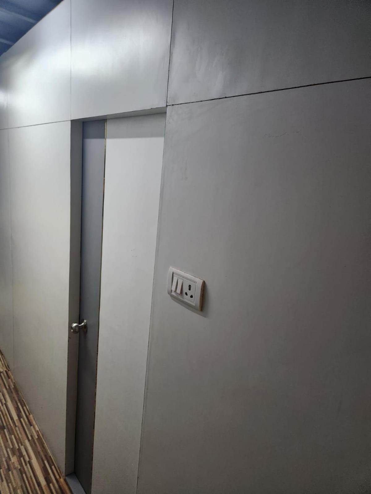 Sinhassan Dormitory Hostel Juhu Мумбай Екстериор снимка