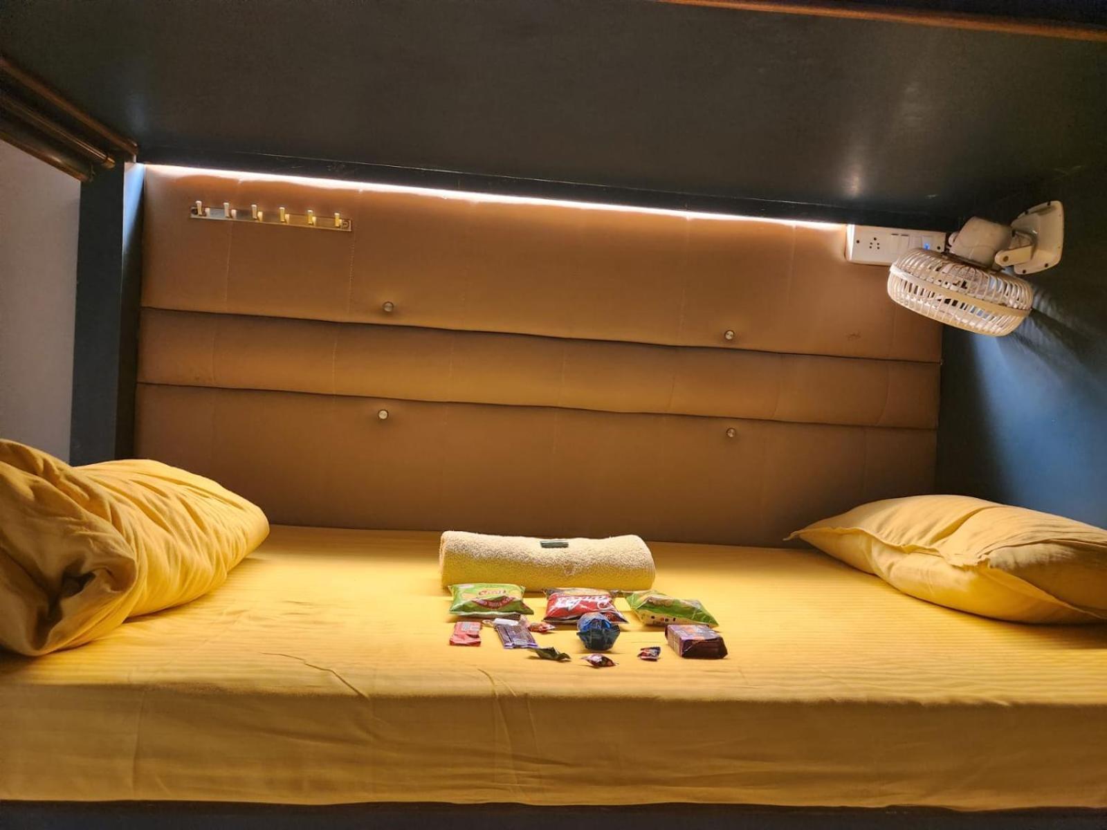 Sinhassan Dormitory Hostel Juhu Мумбай Екстериор снимка