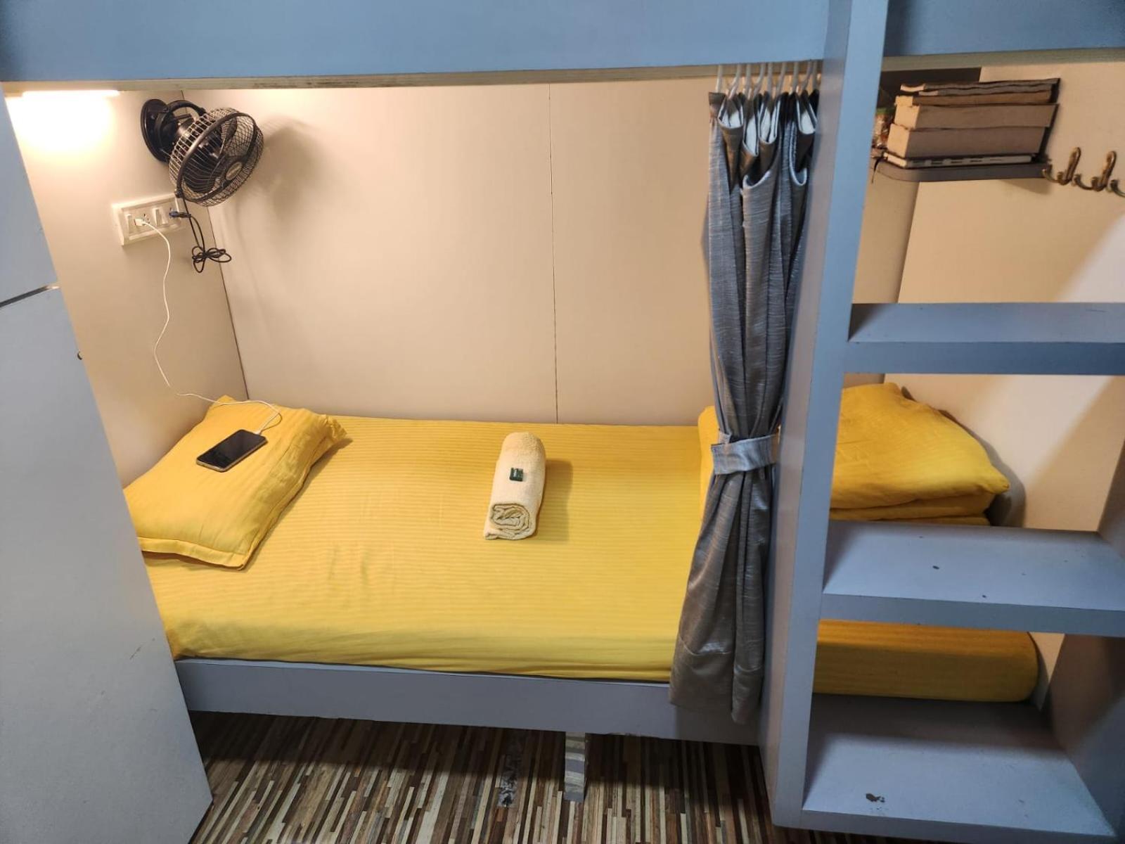 Sinhassan Dormitory Hostel Juhu Мумбай Екстериор снимка