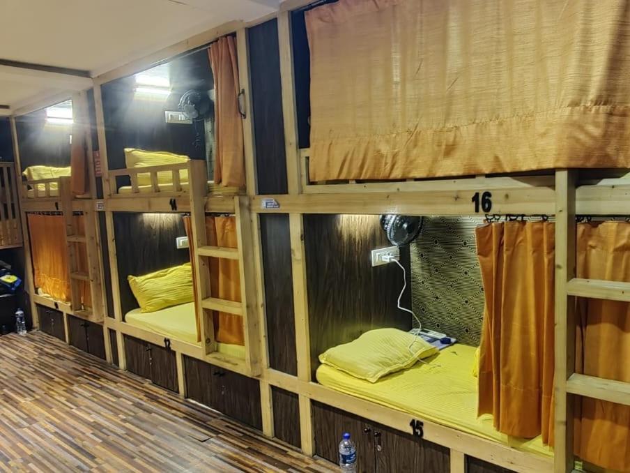 Sinhassan Dormitory Hostel Juhu Мумбай Екстериор снимка